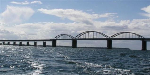 Endnu en revne stopper biltrafik på bro