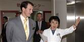 <span style='font-family: Arial; font-size: 15px; color: White;'>Den høje prins fra nord vakte opsigt - her sammen med den kvindelige leder af den japanske hospital. Det kongelig par er i Japan fra 29. oktober til 3. november for at overvære eventen 'Denmark in Daikanyama', der skal skabe opmærksomhed om danske kvalitetsprodukter.</span> <span style='font-family: Arial; font-weight: normal; font-size: 15px; color: #999999;'>Foto: Polfoto/AP Photo/Shizuo Kambayashi / POLFOTO</span>