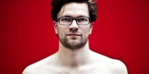 Tv-journalisten Thomas Skov Gaardsvig har fået sig eget program. Her går han ofte lige til kanten.