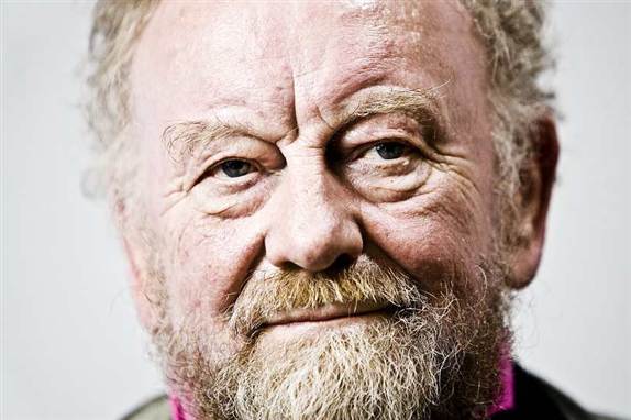 Landsretten har besluttet, at de to tunesere, der er mistænkt for mordplaner på tegneren Kurt Westergaard, skal blive i fængsel.