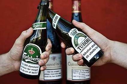 Sundhedsministeren er klar til at give tilladelse til, at der sættes advarsel-mærkater på alkohol.