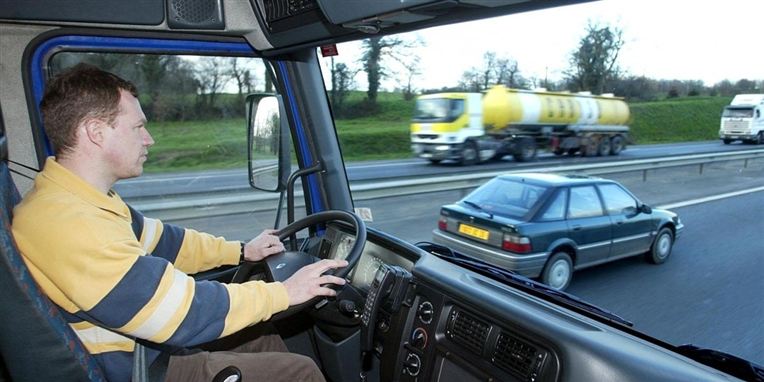 Ansatte i transportbranchen ryger mest og er dobbelt udsatte for lungekræft på grund af partikler. - Et rygestop er klart det bedste middel, men det er problematisk, at man ikke må ryge i enkeltmandskontorer, men godt må ryge i førerhuse, som andre skal bruge efterfølgende, lyder det fra 3F's Transportgruppe, der gerne ser lovmæssige rygestramninger.