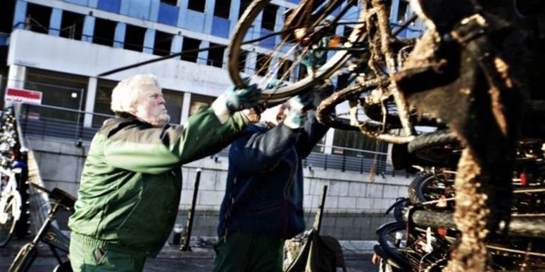Selvom Århus å undersøges hver anden måned, sætter der sig alligevel en del slam på cyklerne.