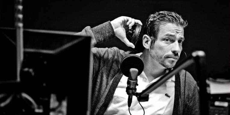 Tidligere var Adam Duvå Hall radiovært på DR, men nu er han i stald hos TV3 og er blandt andet vært på realityprogrammet Fristet, som lige nu kører på anden sæson.