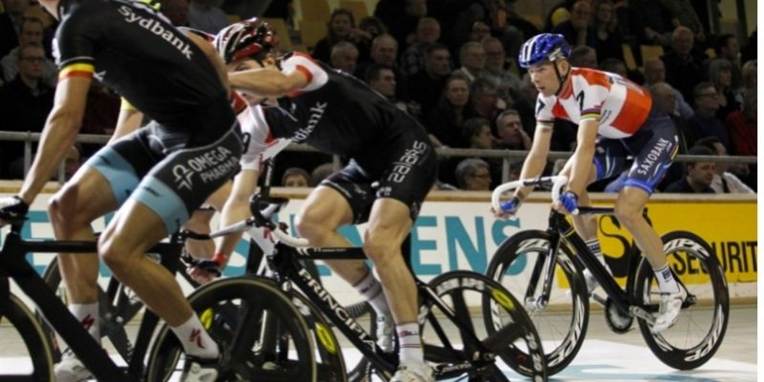 Michael Mørkøv på cykelbanen i Ballerup. I forgrunden ses par nr. 9, der er 7ernes hårdeste rivaler i aften.