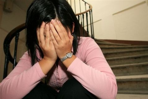 En 16-årig pige har erkendt, at hun i januar stak en dreng i ryggen med en urtekniv.