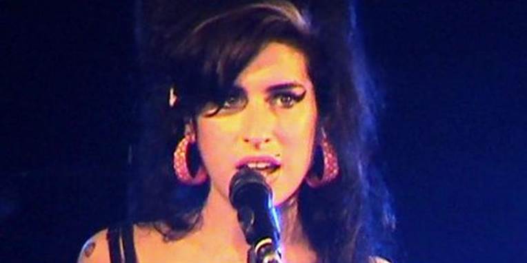 Amy Winehouse var til stede under sin egen begravelse i form af en sort sommerfugl, fortæller hende far i et interview.