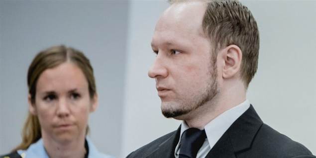 Da telefoner hos den unge piges dræbte veninde og andre kammerater begyndte at ringe, råbte hun efter Breivik.