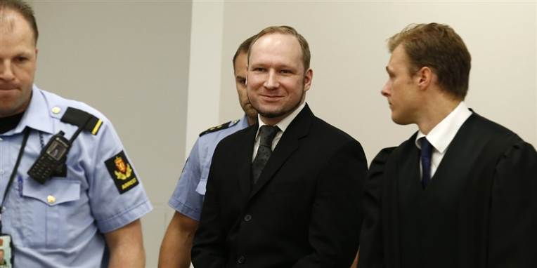 - Breivik har hele tiden set sig selv som tilregnelig og er ikke overrasket over dommen. Han gentager, at han ikke vil anke, siger Geir Lippestad.