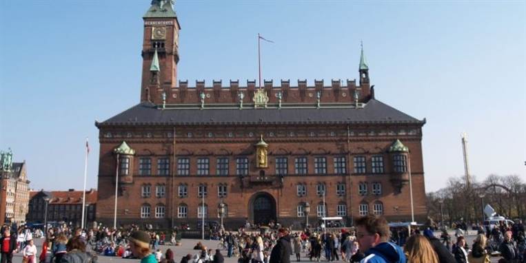 På Rådhuset i København vil borgmesteren ikke fjerne støtten fra kontroversielt teater, der opfører teaterstykke om Anders Breiviks voldsomt hadske, racistiske og blodige tanker.