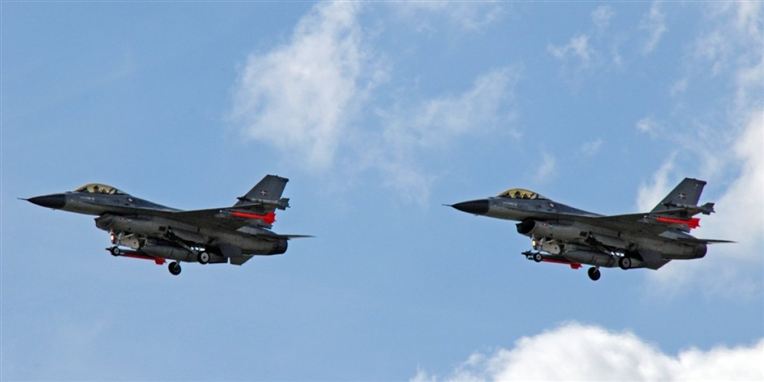 Danske F16 fly kan blive sendt på vingerne for at bombe mål i Syrien.