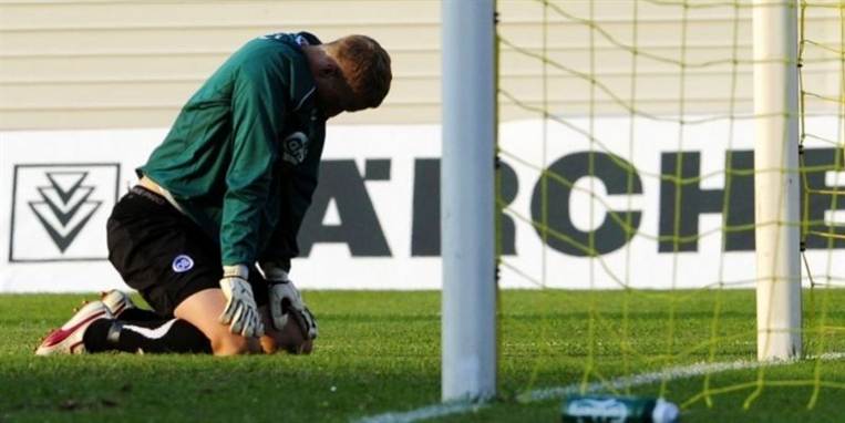 Den pensionerende målmand i United Edwin van der Sar vil hellere have landsmand som afløser end Lindegaard.