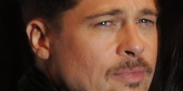 Mens Brad Pitt åbenlyst støtter Barrack Obama, så er mor mere til Mitt Romney. Jane Pitt, som Brad Pitts mor hedder, raser i et læserbrev over Obamas holdning til abort og homoseksuelles rettigheder.