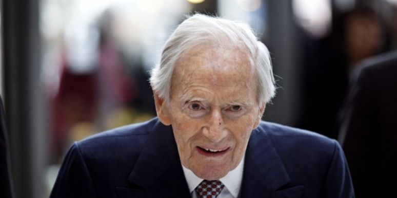 Mærsk McKinney Møller ankommer til generalforsamlingen i Bella Centeret. Her præsenterede Mærsk-ledelsen et rekordstort overskud. Overskuddet i 2010 blev på 28,2 mia. kr. efter skat. Samtidig beskyldes selskabet for at underbetale ansatte.