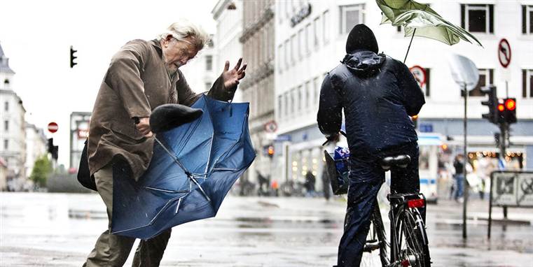 Det er i situationer som denne, der ikke gør det nemt at være en glad dansker.