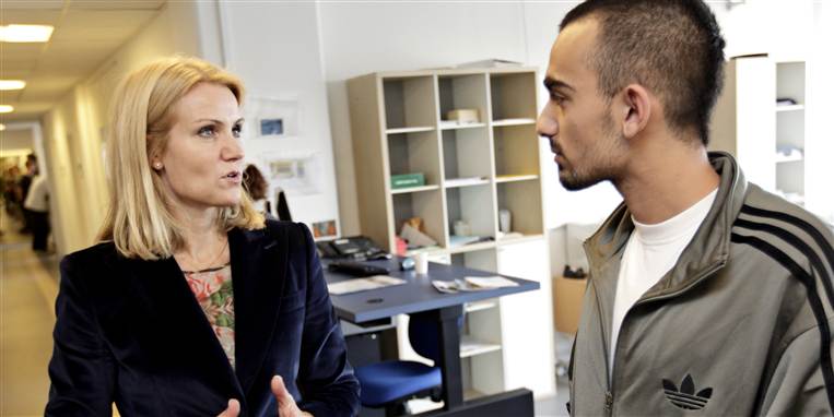 Helle Thorning-Schmidt (S) har ikke knækket arbejdsløshedskurven, siden hun er kommet til magten, og det går især ud over de ufaglærte. Her ses statsministeren under et besøg på et københavnsk jobcenter.