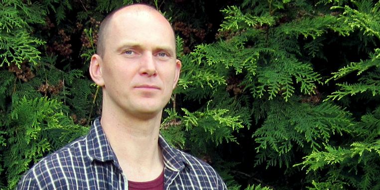 ”Jeg vil stadig virkelig gerne undervise, men hvad kan jeg ellers? Jeg 
har forsøgt at blive bedemand, der er man også inde og få fat i det 
substantielle i livet,' siger Christian Stokbro Karlsen.