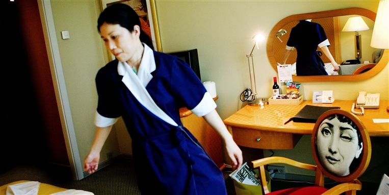 Stuepiger fra Asien på det firestjernede Hotel Hans Egede i Nuuk får fagbevægelsen til at se rødt. Her en stuepige på Radisson SAS Scandinavia på Amager.
