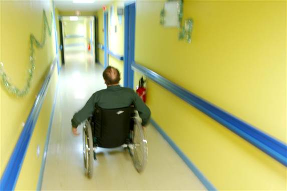 Handicaphjælpere skal være bedre uddannet, så de er klædt på at afvise handicappede, der forsøger at udnytte deres arbejdskraft, mener FOA