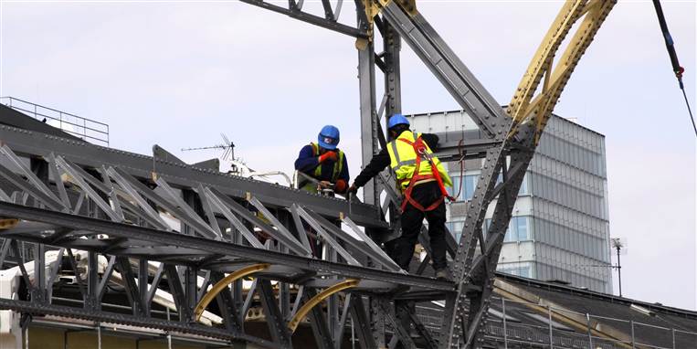 Det er farligt, at hver tredje dansker ikke kan falde i søvn. Den manglende søvn øger risikoen for arbejdsulykker, fejl og søvnige beslutninger.