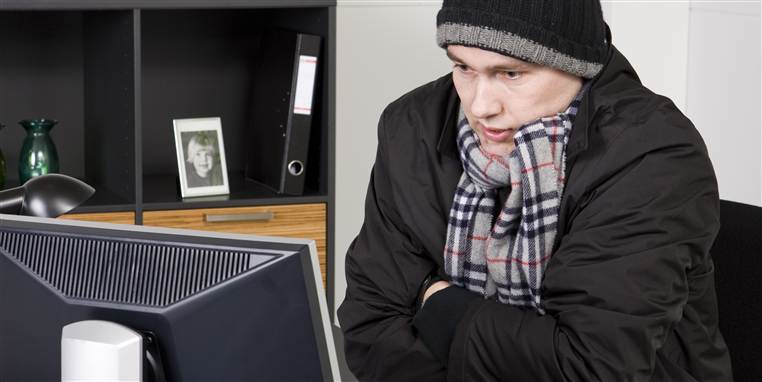 Temperaturen ved stillesidende arbejde må ikke komme under 18 grader, men bør ligge på 21-22 grader.