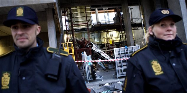 Vi ved det godt, men for mange danskere udsætter alligevel sig selv for risiko på jobbet. Her en dobbelt dødsulykke på Amager i 2005, hvor en byggelift væltede.