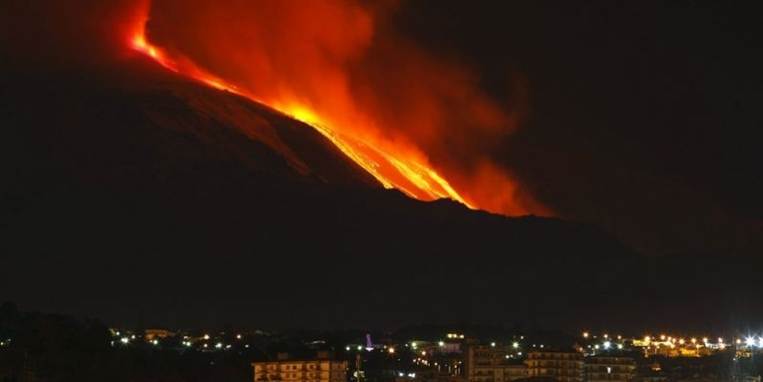 Sådan så vulkanudbruddet onsdag aften ud fra den nærliggende by Catania, der er den næststørste by på Sicilien.