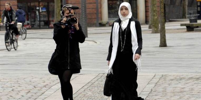Asmaa er troende muslim og er overbevist om, at det var diskrimination, den behandling hun fik i Basel lufthavn i går aftes. På billedet ses hun i 2009, da hun var byrådsmedlem i Odense.
