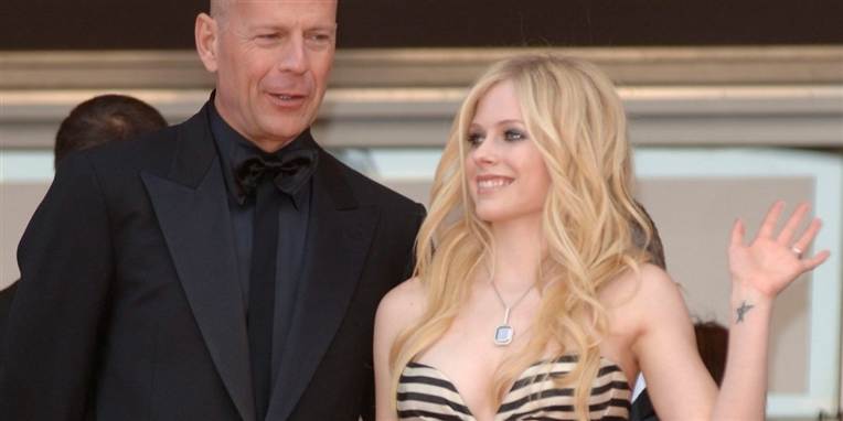 Her ses Avril Lavigne sammen med stjerneskuespilleren Bruce Willis ved filmfestivalen i Cannes.