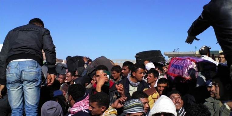 Flygtningestrømme fra Libyen, siden konflikten startede, er vokset støt. Den første båd med libyske flygtninge er nu ud for Italiens kyst - men i nød. Den tager vand ind.