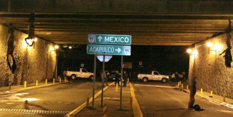 Politiet og forbipasserende fik sig noget af et drabeligt chok, da de passerede broen i byen Cuernavaca i Mexico. Her hang fire lig.
