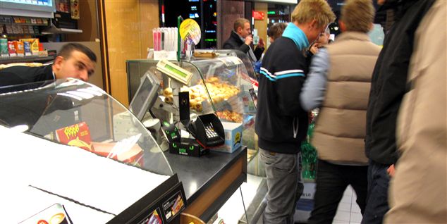 I visse 7-Eleven er der så store problemer med ballade og røverier, at vagter er sendt ind bag disken.
