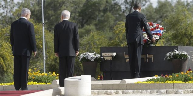 Obama sammen med Israels præsident Shimon Perez og premierminister Benjamin Netanyahu ved grundlæggeren af zionismens grav.