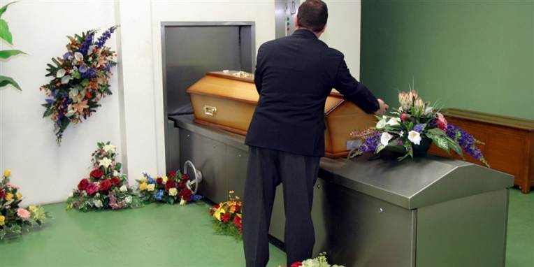 Der er sved på panden hos landets bedemænd, der har ekstra travlt. De begraver og bisætter de danskere, der ikke har krav på en kirkelig handling.