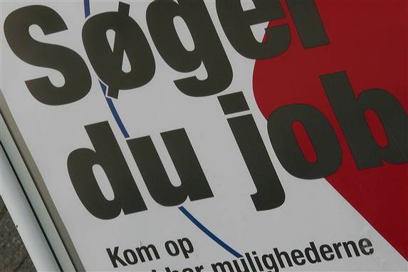 Regeringen siger ikke noget om, at det kræver dobbelt så mange arbejdstimer at optjene retten til dagpenge i Danmark som i landene omkring os.