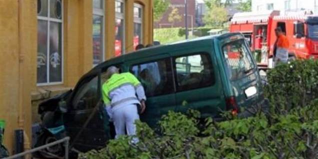 Omkring klokken 10.30 fik solcenteret uønsket besøg, da den grønne Citroen Berlingo pludseligt hamrede ind i bygningen.