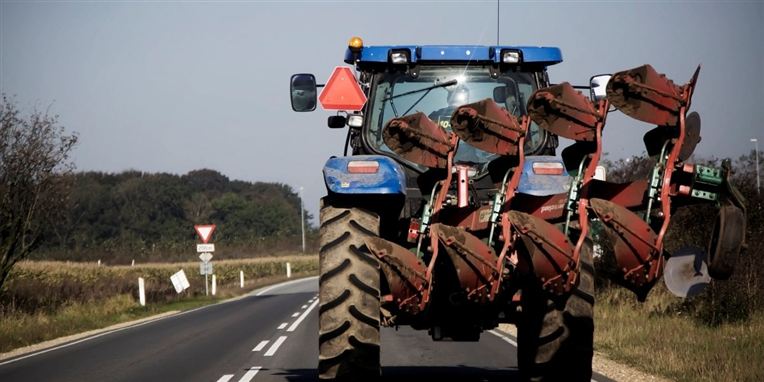 Mor og datter fik sig en slem forskrækkelse, en plov bag en traktor pludselig kom i slinger og ramte deres bil.