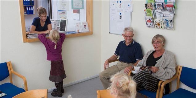 De ansatte i lægehusene frygter for, at konflikten mellem læger og regioner kan koste dem jobbet.