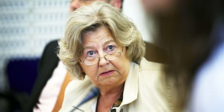 Birthe Rønn Hornbech holder mund, når det passer hende. Senest slukkede hun mikrofonen under et samråd, selvom spørgsmålene haglede ned over hende. Hun havde svaret nok, lød forklaringen bagefter.