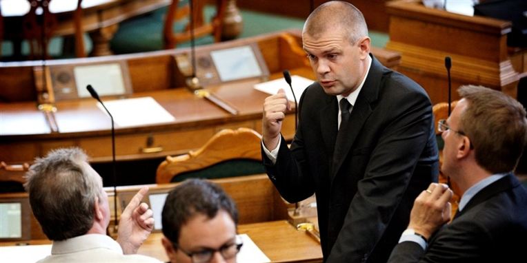 Debatten er godt i gang i Folketingssalen.