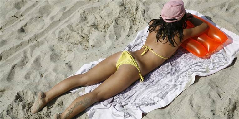 Arkiv. Det skulle have været en hyggestund for to unge kvinder, da de tog på stranden i Rørvig. Men det satte en mand i 30'erne med et rødt håndklæde en stopper for.