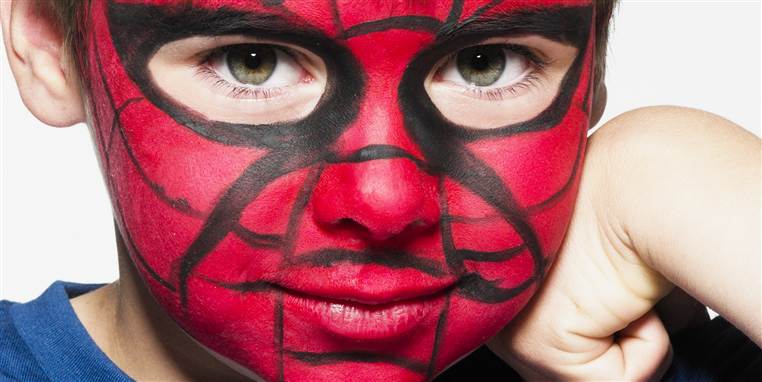 Det er ikke kun Spiderman, der har svært ved at fortælle om sit arbejde ved aftensmadsbordet derhjemme. Men det lønner sig at gøre det, siger børnepsykolog