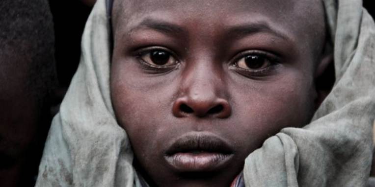 Op mod fem millioner afrikanske børn lever på flugt. Nu skal der samles danske kroner ind til dem, så de kan komme i skole, få medicin og tag over hovedet.