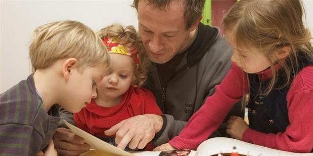 Pædagoger og medhjælpere i daginstitutioner har svært ved at finde tid til at trøste børnene.