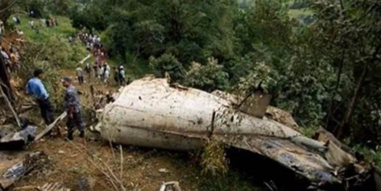 Et dansk par overlevede ved et mirakel det voldsomme flystyrt i Nepal. Den kun 14-årige indiske skuespiller Taruni Sachdev var desværre ikke lige så heldig.