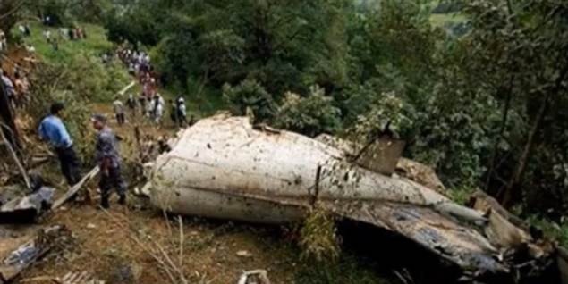 Et dansk par overlevede ved et mirakel det voldsomme flystyrt i Nepal. Den kun 14-årige indiske skuespiller Taruni Sachdev var desværre ikke lige så heldig.