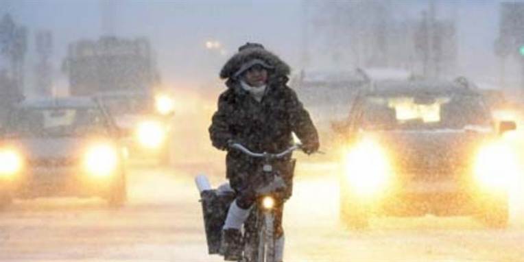 Bornholm, Møn, Lolland-Falster og det sydligste Sjælland kan forvente snefygning og snebyger op til snestorm, oplyser DMI.