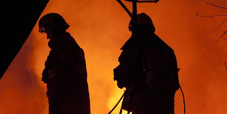 Det er fjerdedagen på et særligt kursus, der uddanner erfarne brandmænd 
til at blive en del af en ny superenhed. De er de udvalgte – de hårdeste
 hunde i brandvæsnet.
