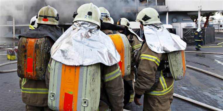 I 15 år har københavnske brandmænd brugt et livsfarligt apparat ved navn Travox 120 i den daglige slukning af ildebrande og på øvelser. Siden 1997 har hele ni læger advaret om brugen af apparatet, der hænger på ryggene af brandmændene på billedet her, men ledelsen i Københavns Brandvæsen har nægtet at lytte.&nbsp;