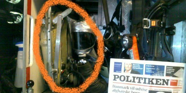 Billedet er taget på Christianshavns Brandstation den 5. september i år, hvad forsiden på Politiken beviser. 'Det er monteret på drejestigen,' oplyser en anonym kilde til Avisen.dk. Billedet dokumenterer, at det livsfarlige iltapparat, Travox 120, stadig er i brug. Ledelsen i Københavns Brandvæsen har ellers oplyst, at apparatet er taget helt ud af brug den 1. maj 2012.